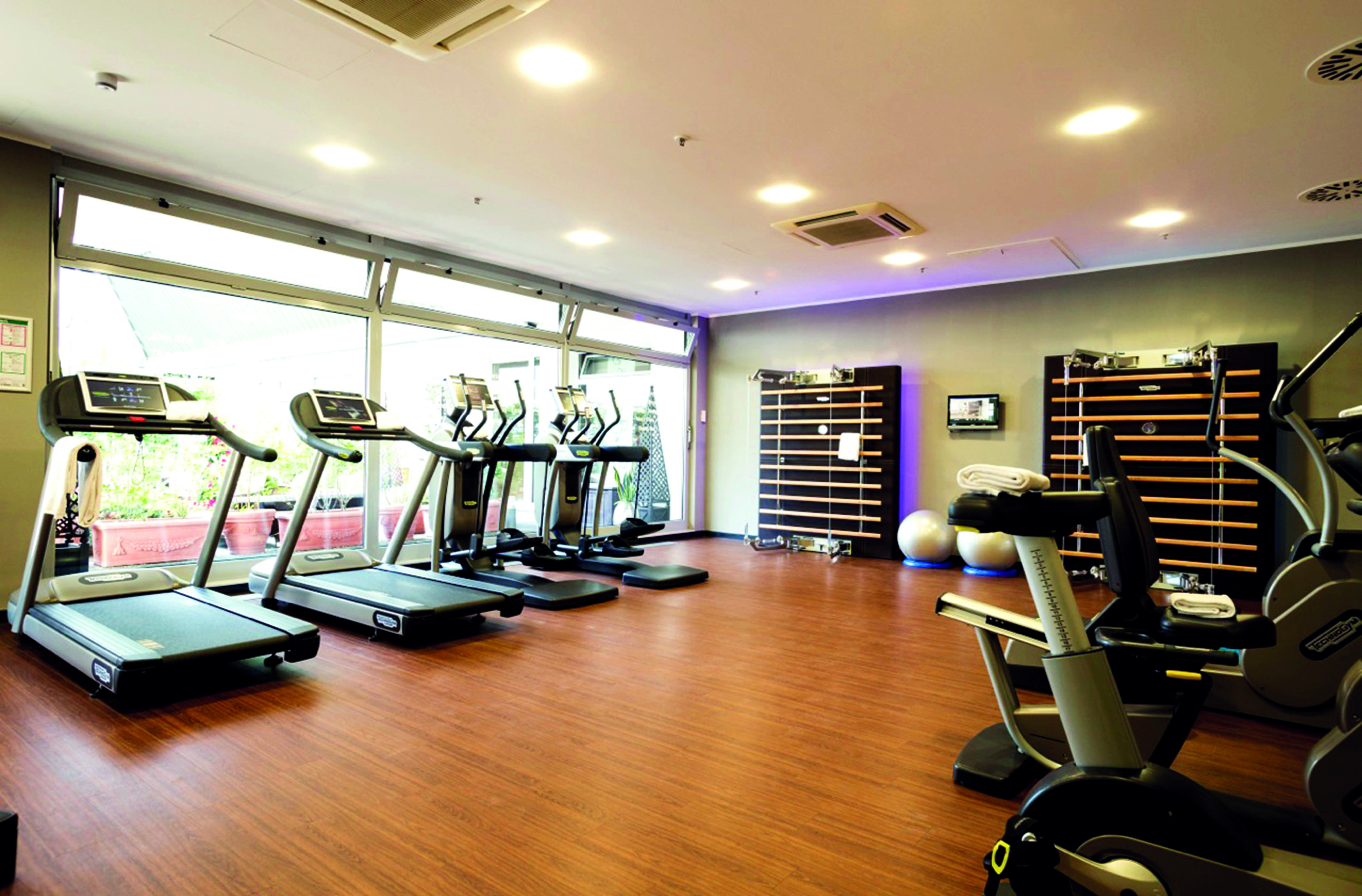Hotel Palace Berlin Kültér fotó A gym in a hotel