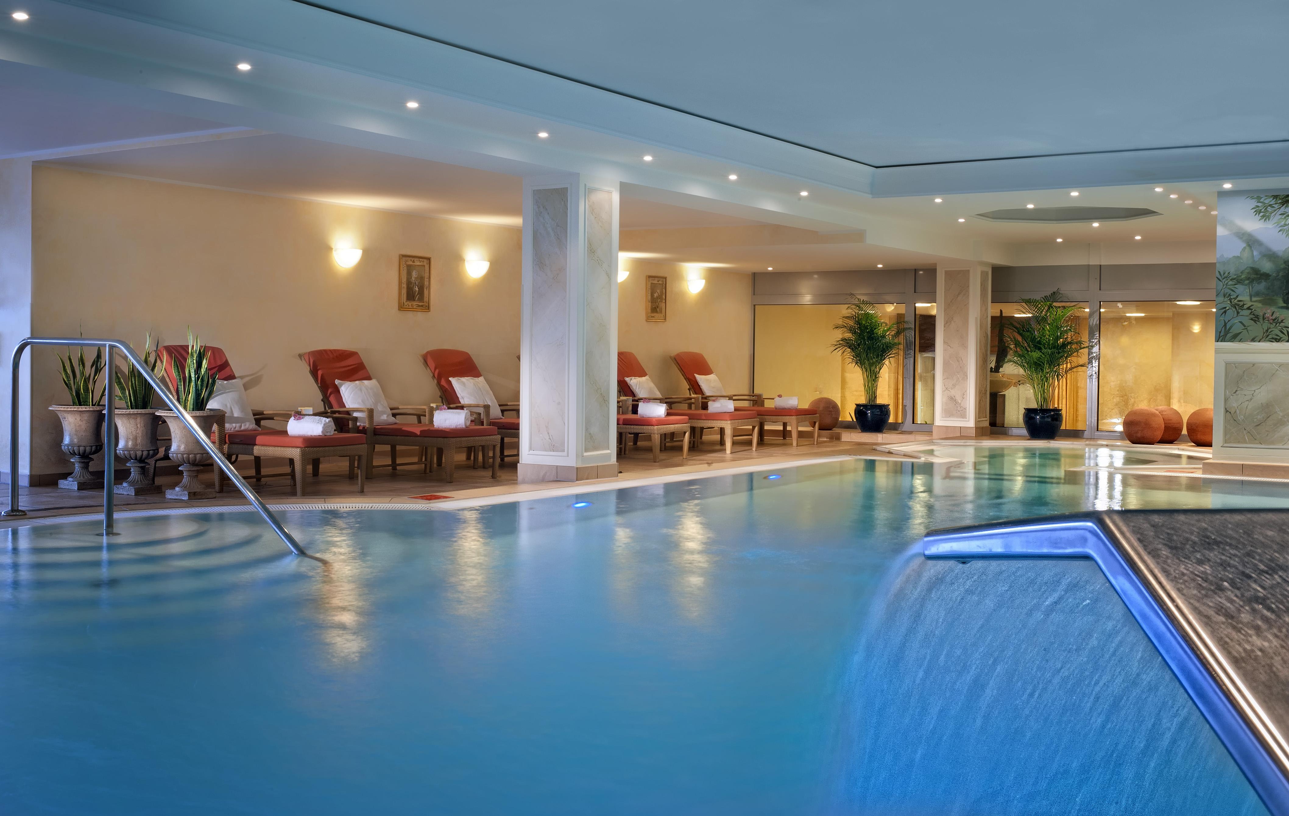 Hotel Palace Berlin Létesítmények fotó The swimming pool at the hotel