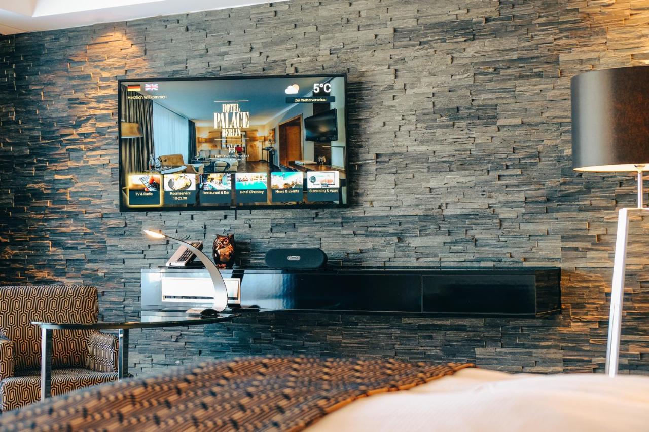 Hotel Palace Berlin Kültér fotó A television set with a built-in sound bar