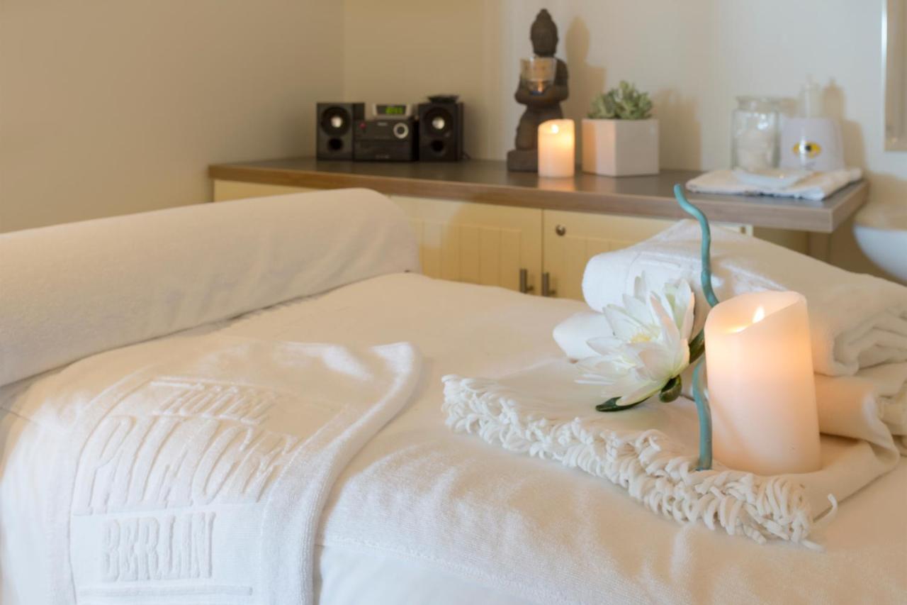 Hotel Palace Berlin Kültér fotó A massage bed