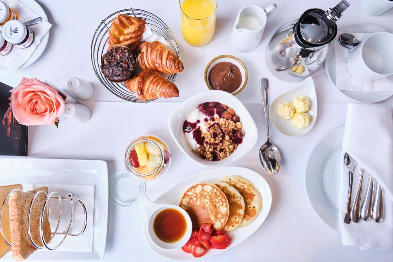 Hotel Palace Berlin Kültér fotó A breakfast at the Four Seasons Hotel, London