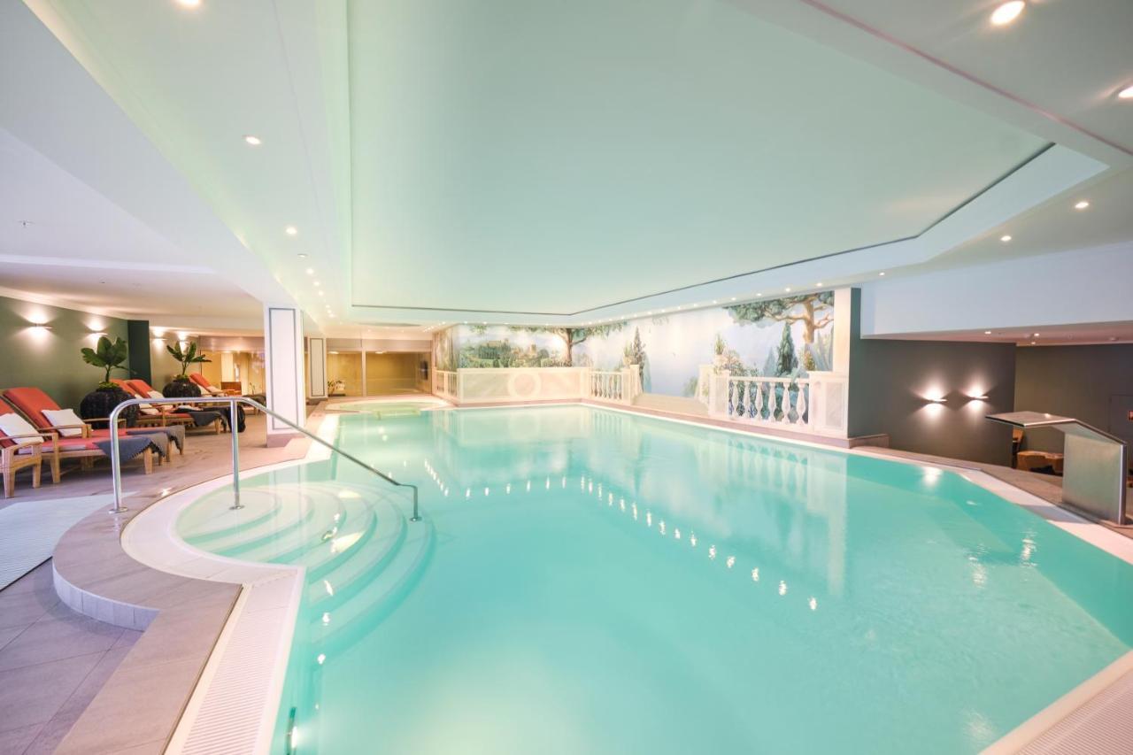 Hotel Palace Berlin Kültér fotó The pool at the Hotel de la Paix