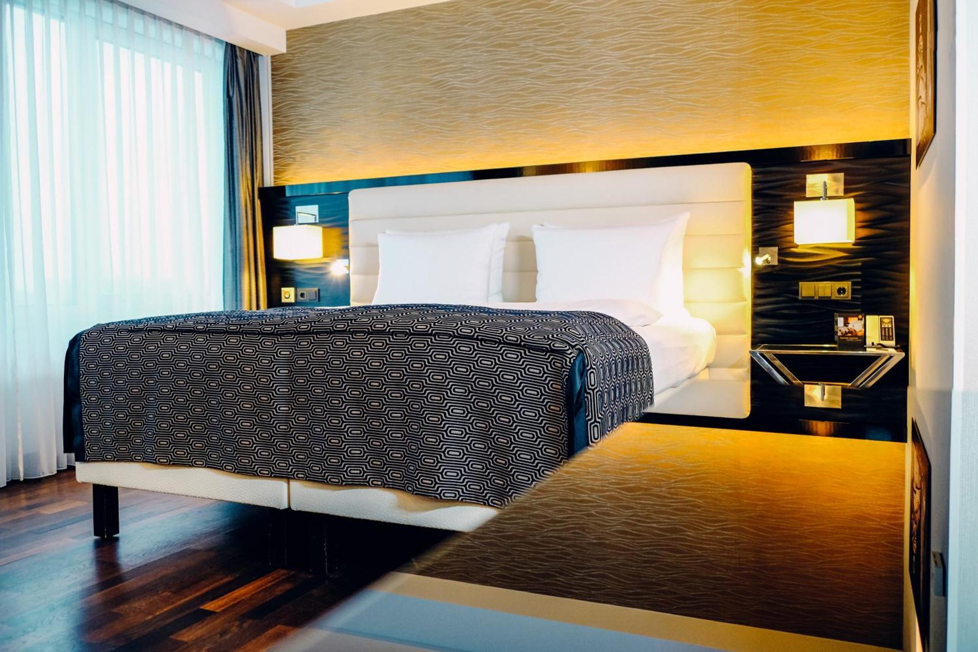 Hotel Palace Berlin Szoba fotó A bed with a bed skirt