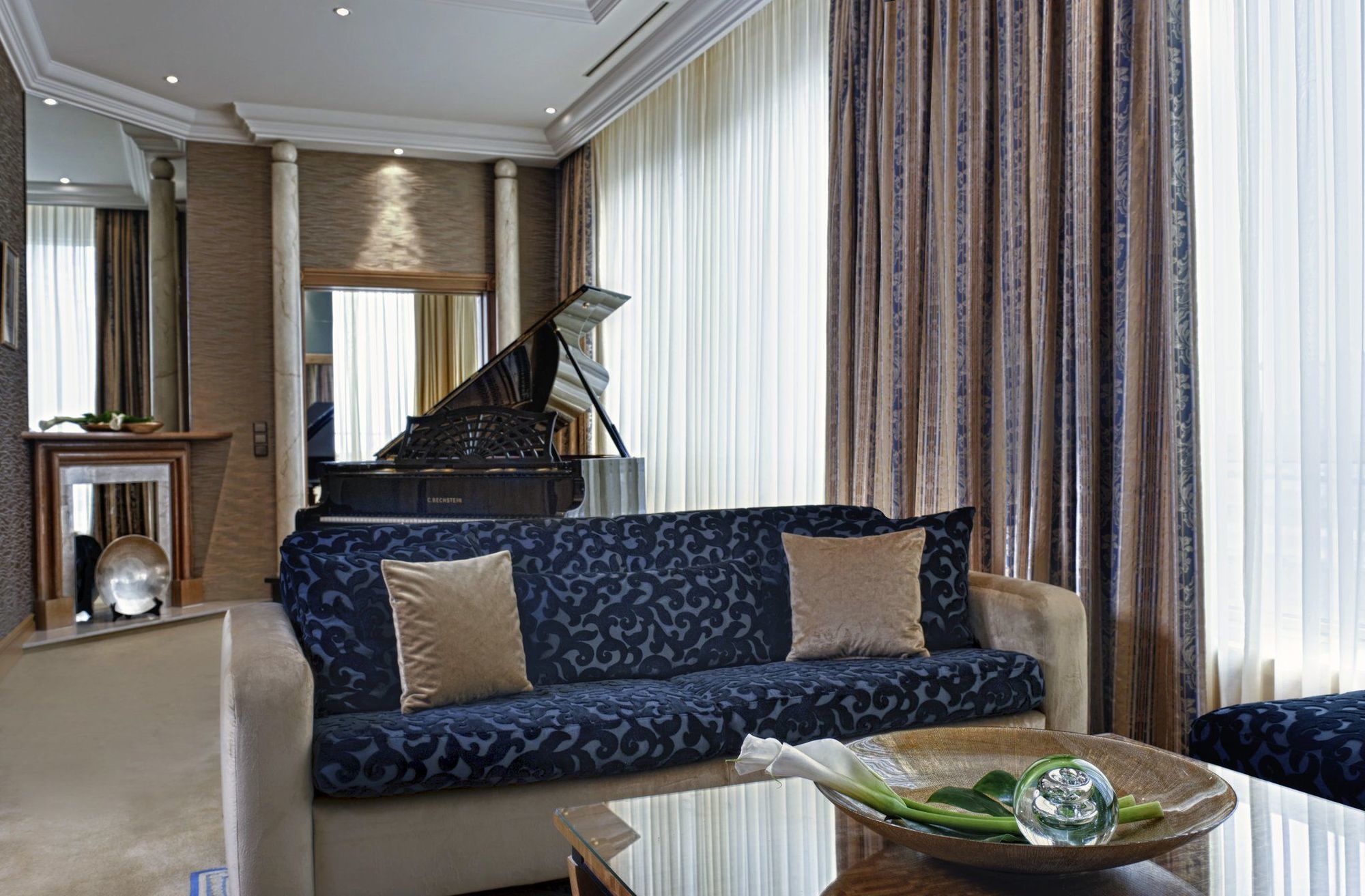 Hotel Palace Berlin Szoba fotó A living room in a suite at the InterContinental