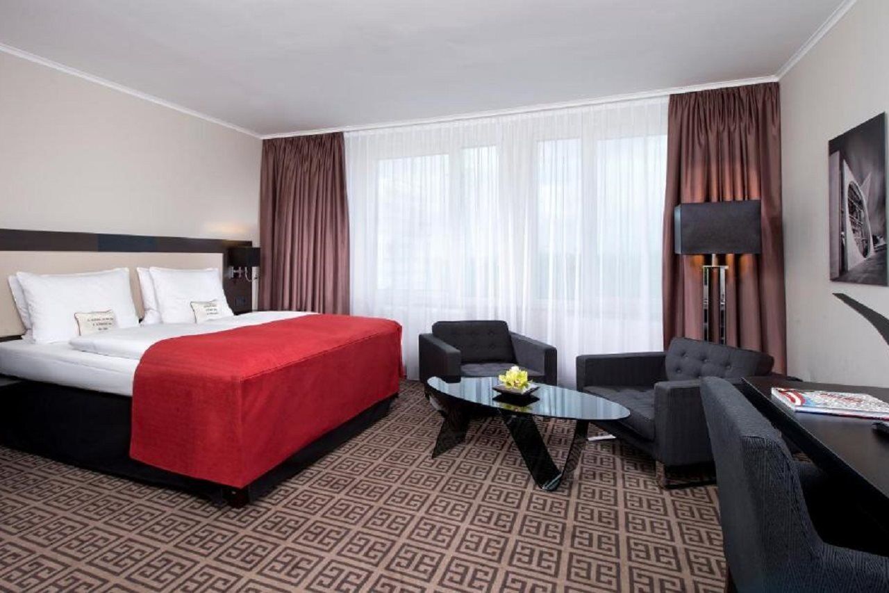 Hotel Palace Berlin Kültér fotó A room at the hotel